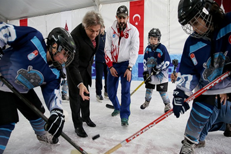 Beyoğlu'nda buz pisti açıldı