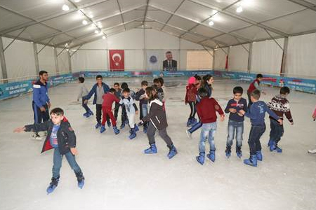 Seyhan'da Buz Pisti Açıldı